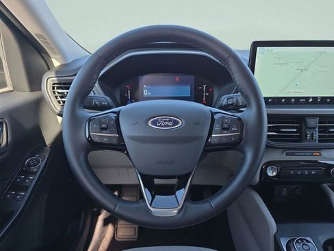 Used 2025 Ford Escape SE image 9