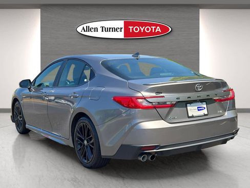 Used 2025 Toyota Camry SE image 8