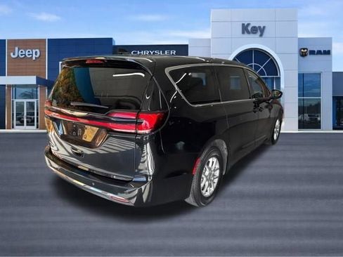 Used 2023 Chrysler Pacifica Touring-L FWD image 7