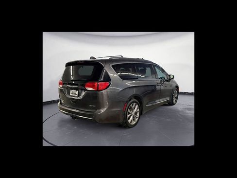 Used 2018 Chrysler Pacifica Limited w/ Tire & Wheel Group FWD image 6