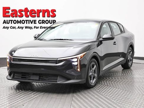 Used 2025 Kia K4 LXS FWD image 1
