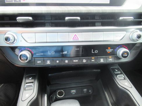 Used 2024 Kia Telluride EX w/ EX Captain's Chair Package FWD image 31
