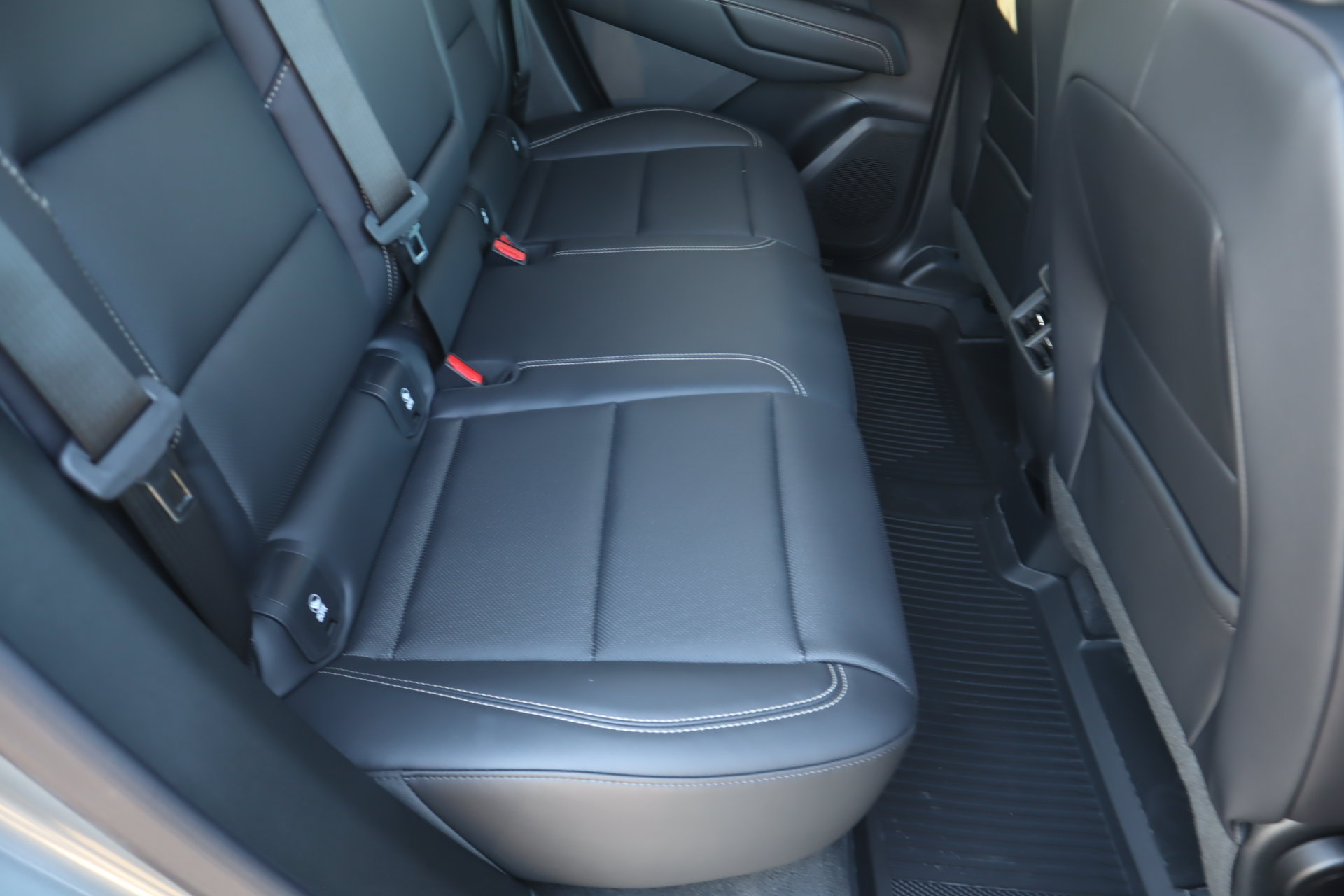 New 2027 GMC Terrain Elevation w/ Elevation Premium Package FWD image 16