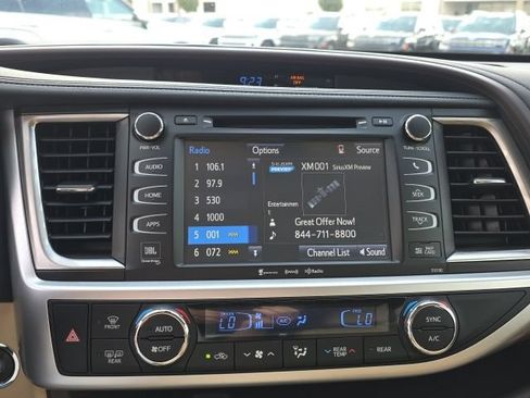 Used 2018 Toyota Highlander Limited FWD image 19