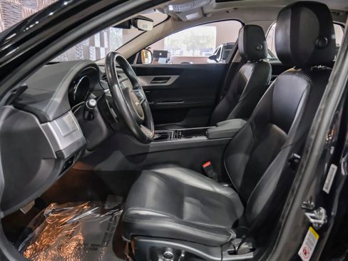 Used 2020 Jaguar XF Prestige RWD image 4