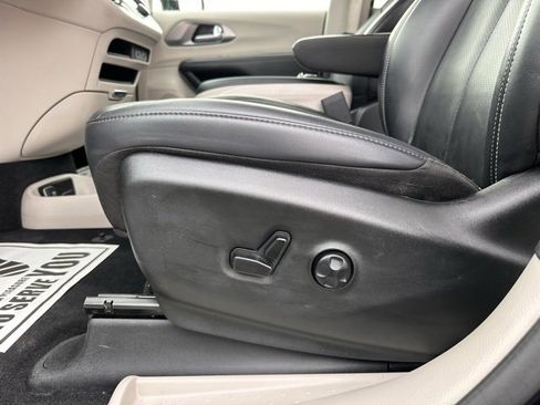 Used 2024 Chrysler Pacifica Touring-L image 15