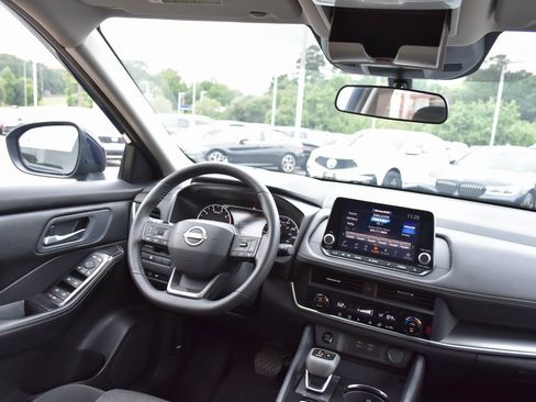 Used 2025 Nissan Rogue SV image 19