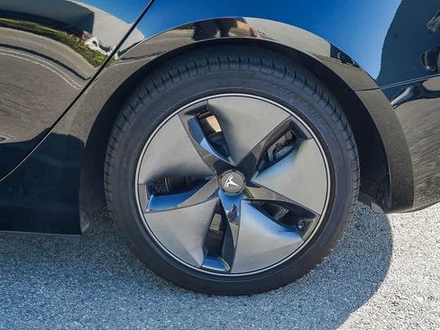 Used 2019 Tesla Model 3 Standard Range image 11