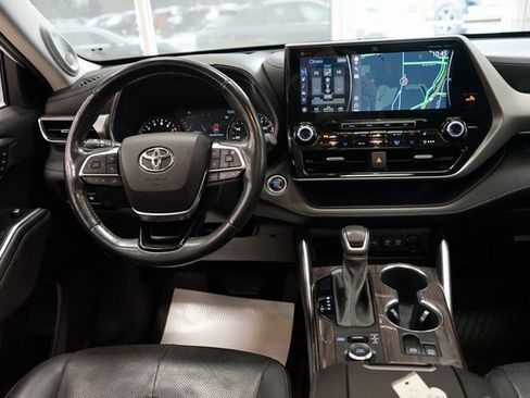 Used 2021 Toyota Highlander Platinum image 12