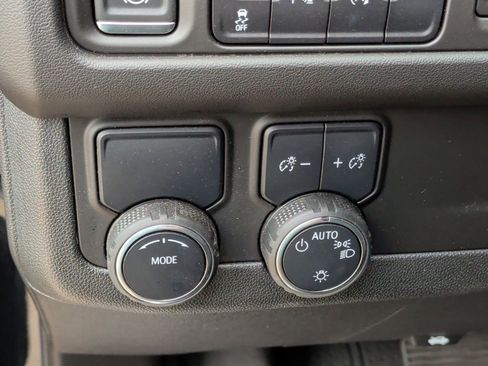 Used 2024 Chevrolet Suburban Premier image 17