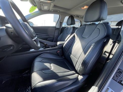 Used 2022 Hyundai Elantra Limited image 12