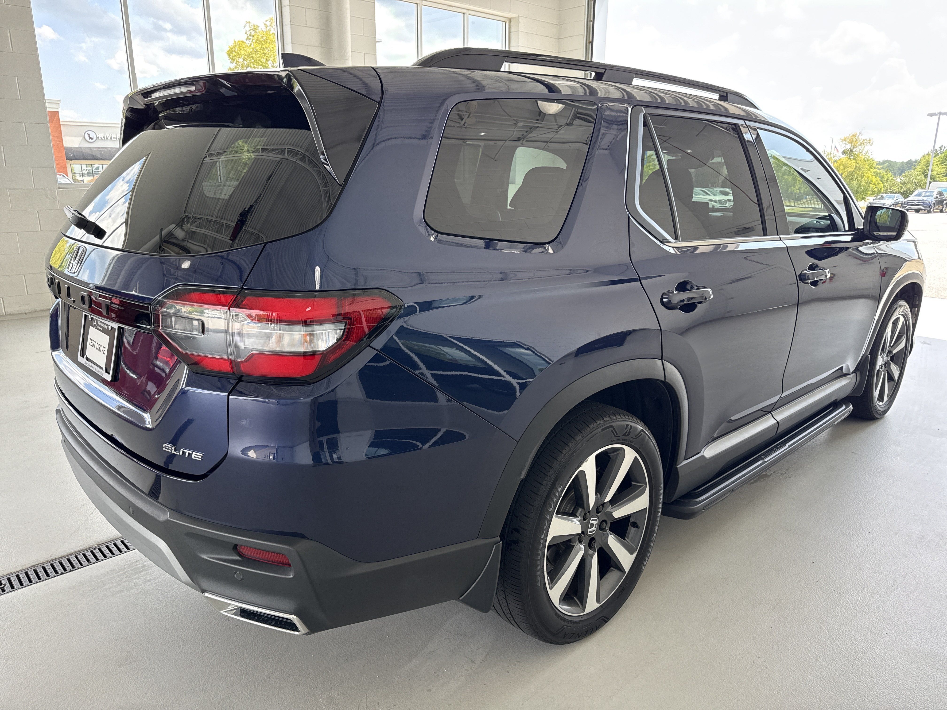 Used 2023 Honda Pilot Elite image 13