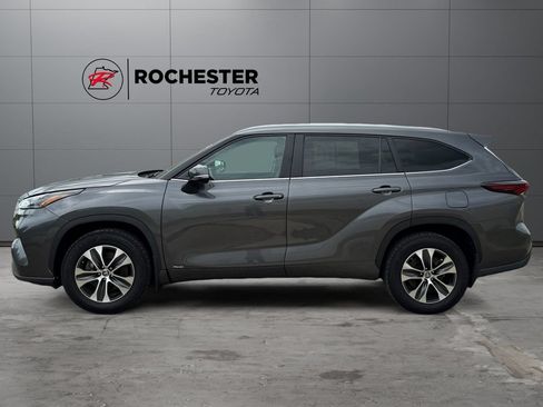 Used 2024 Toyota Highlander XLE AWD/4WD image 2