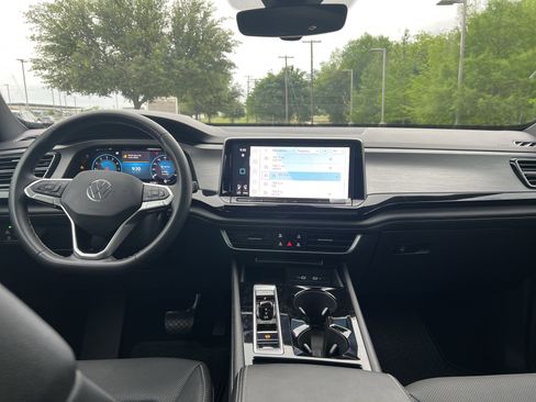 Certified 2025 Volkswagen Atlas Cross Sport SE w/ Panoramic Sunroof Package FWD image 26