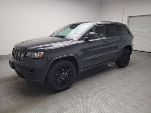 Used 2018 Jeep Grand Cherokee Altitude AWD/4WD image 2