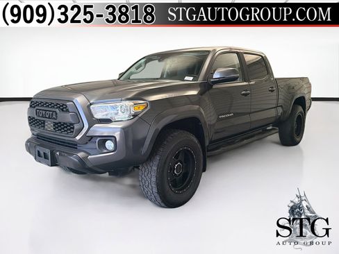 Used 2022 Toyota Tacoma SR5 w/ Technology Package image 1