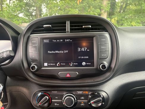 Used 2025 Kia Soul LX w/ LX Technology Package FWD image 16