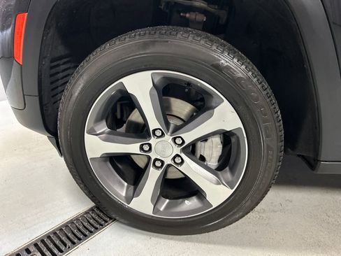 Used 2024 Jeep Grand Cherokee Limited w/ Trailer Tow Package image 9