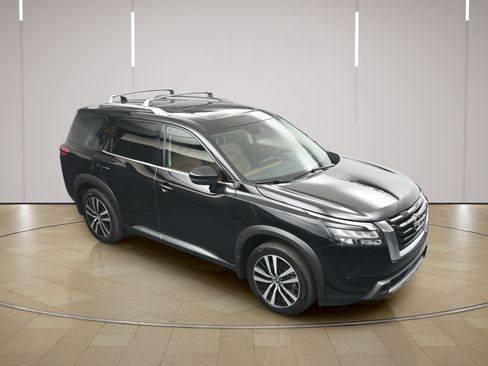 Certified 2025 Nissan Pathfinder Platinum w/ Cargo Package FWD image 35