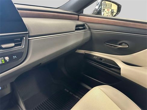 Used 2025 Lexus ES 300h w/ Premium Package image 32