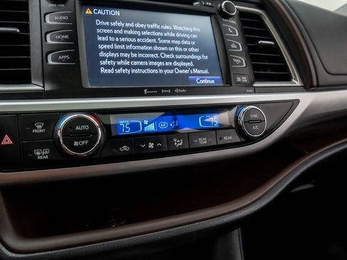 Used 2019 Toyota Highlander SE image 22