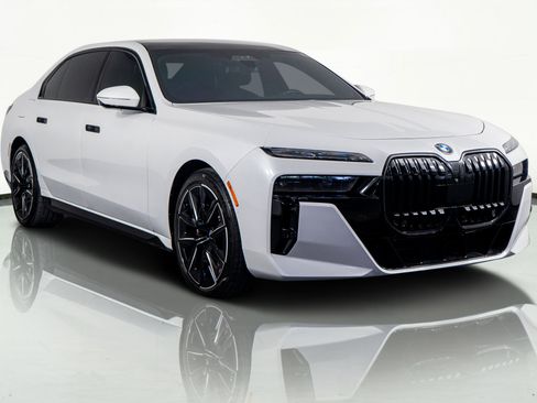 Used 2024 BMW 760i xDrive w/ Executive Package image 4