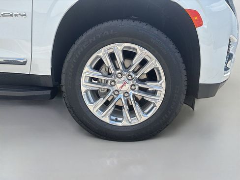 Used 2024 GMC Yukon XL SLT w/ SLT Luxury Package image 10