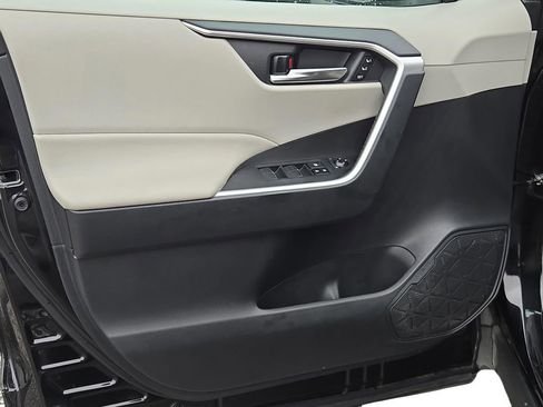 Used 2021 Toyota RAV4 XLE Premium image 16