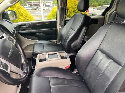 Used 2015 Chrysler Town & Country Touring w/ Driver Convenience Group FWD image 11