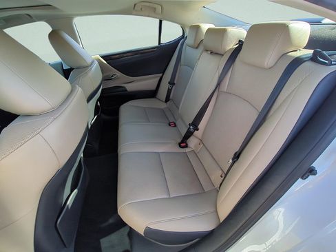 Used 2020 Lexus ES 300h w/ Premium Package image 12