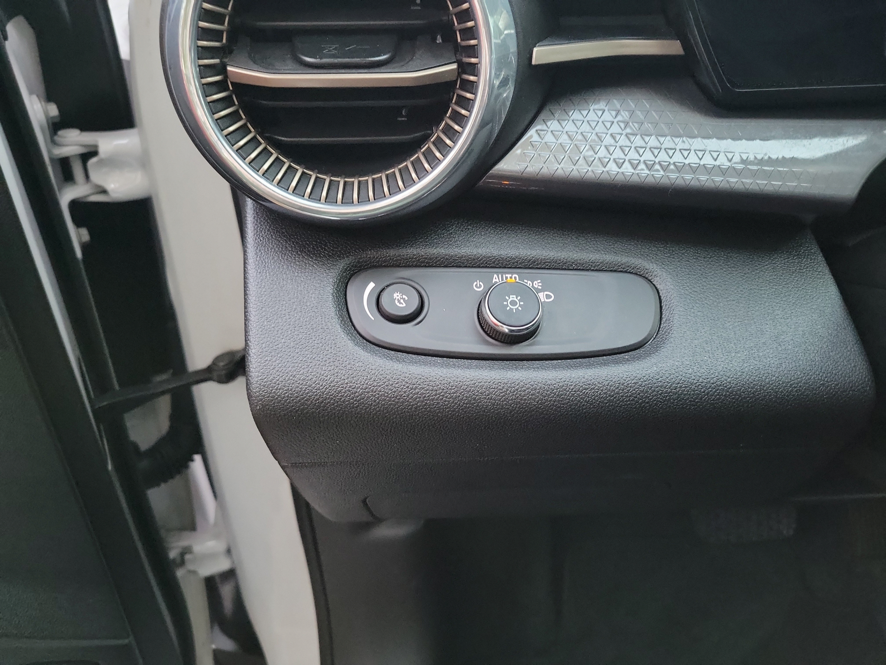 Used 2024 Chevrolet Trax ACTIV w/ Sunroof Package FWD image 29