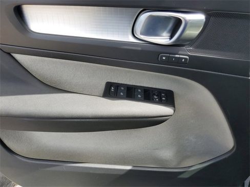 Used 2021 Volvo XC40 T4 Momentum w/ Premium Package image 19