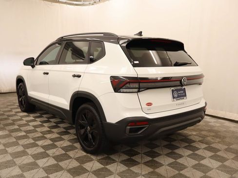 Certified 2025 Volkswagen Taos SE FWD image 4