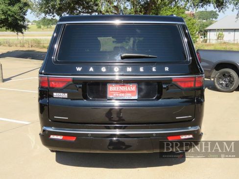 Used 2023 Jeep Wagoneer L Series II image 5