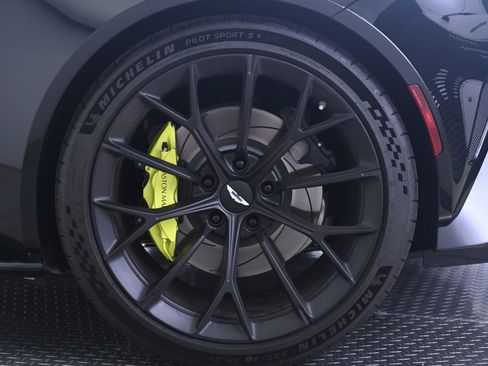Used 2026 Aston Martin V8 Vantage Coupe RWD image 15