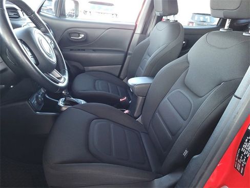 Certified 2022 Jeep Renegade Latitude w/ Convenience Group image 16