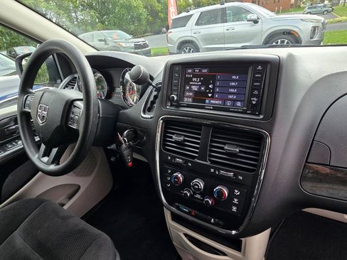 Used 2018 Dodge Grand Caravan SE w/ UConnect Hands-Free Group FWD image 36