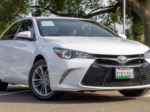 Used 2017 Toyota Camry SE image 2