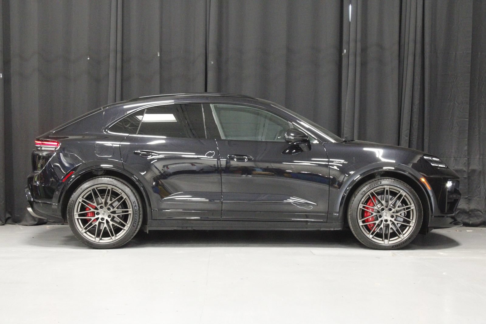 Certified 2025 Porsche Macan Turbo Electric AWD/4WD image 8