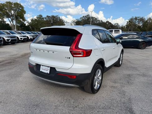 Used 2022 Volvo XC40 T5 Momentum image 6