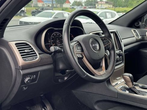 Used 2017 Jeep Grand Cherokee Laredo w/ Quick Order Package 23E AWD/4WD image 2