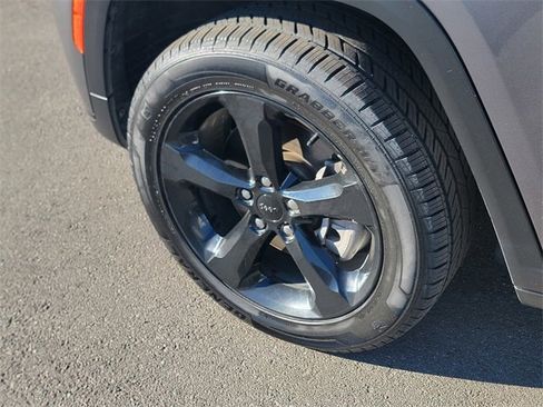 Used 2022 Jeep Grand Cherokee L Limited w/ Black Appearance Package image 5