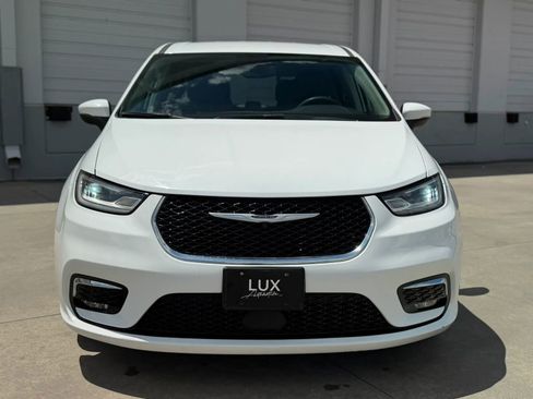 Used 2023 Chrysler Pacifica Touring-L FWD image 3
