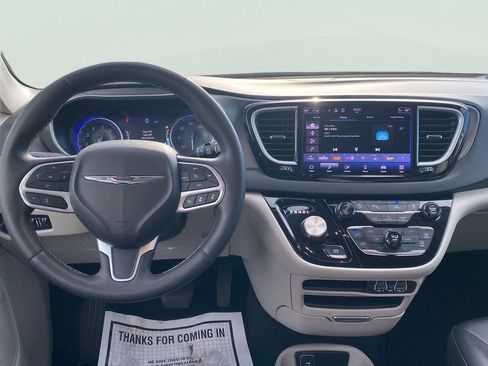 Used 2024 Chrysler Pacifica Touring-L FWD image 14