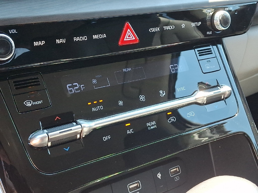 Used 2024 Kia Carnival EX FWD image 16
