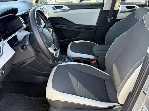 Used 2025 Volkswagen Taos SE image 12