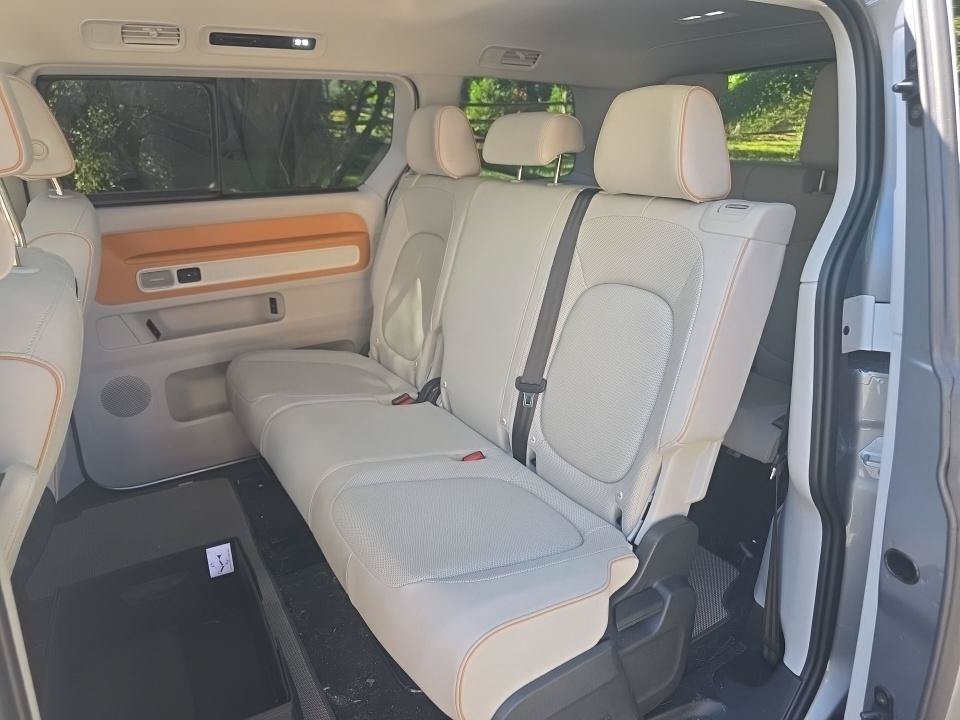 Used 2025 Volkswagen ID. Buzz 1st Edition RWD image 7