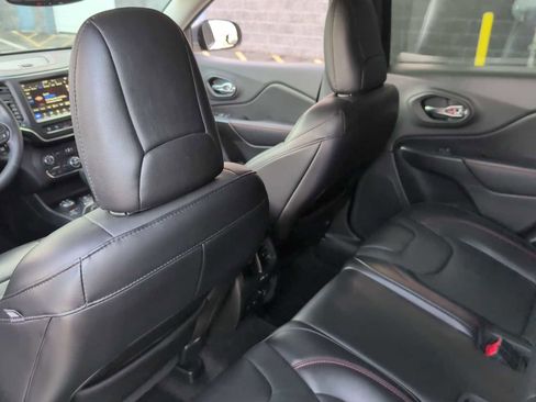 Used 2019 Jeep Cherokee Trailhawk image 19