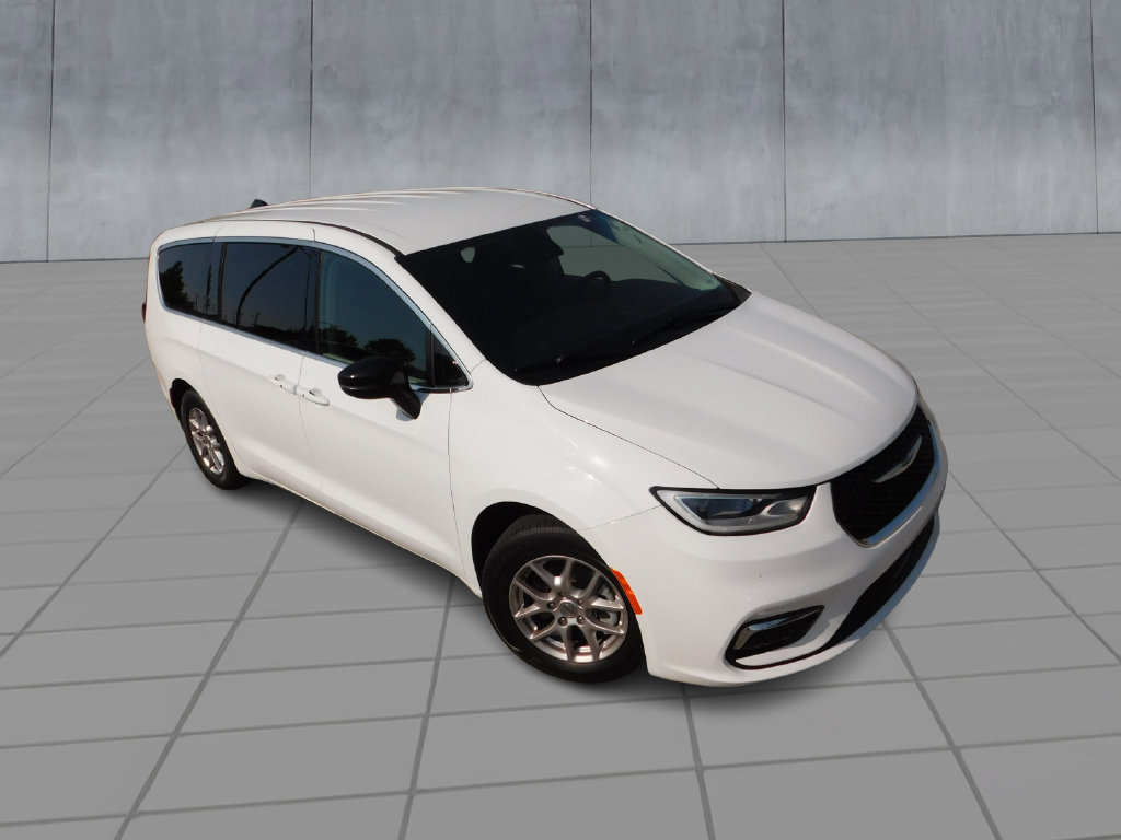 Used 2024 Chrysler Pacifica Touring-L FWD image 2