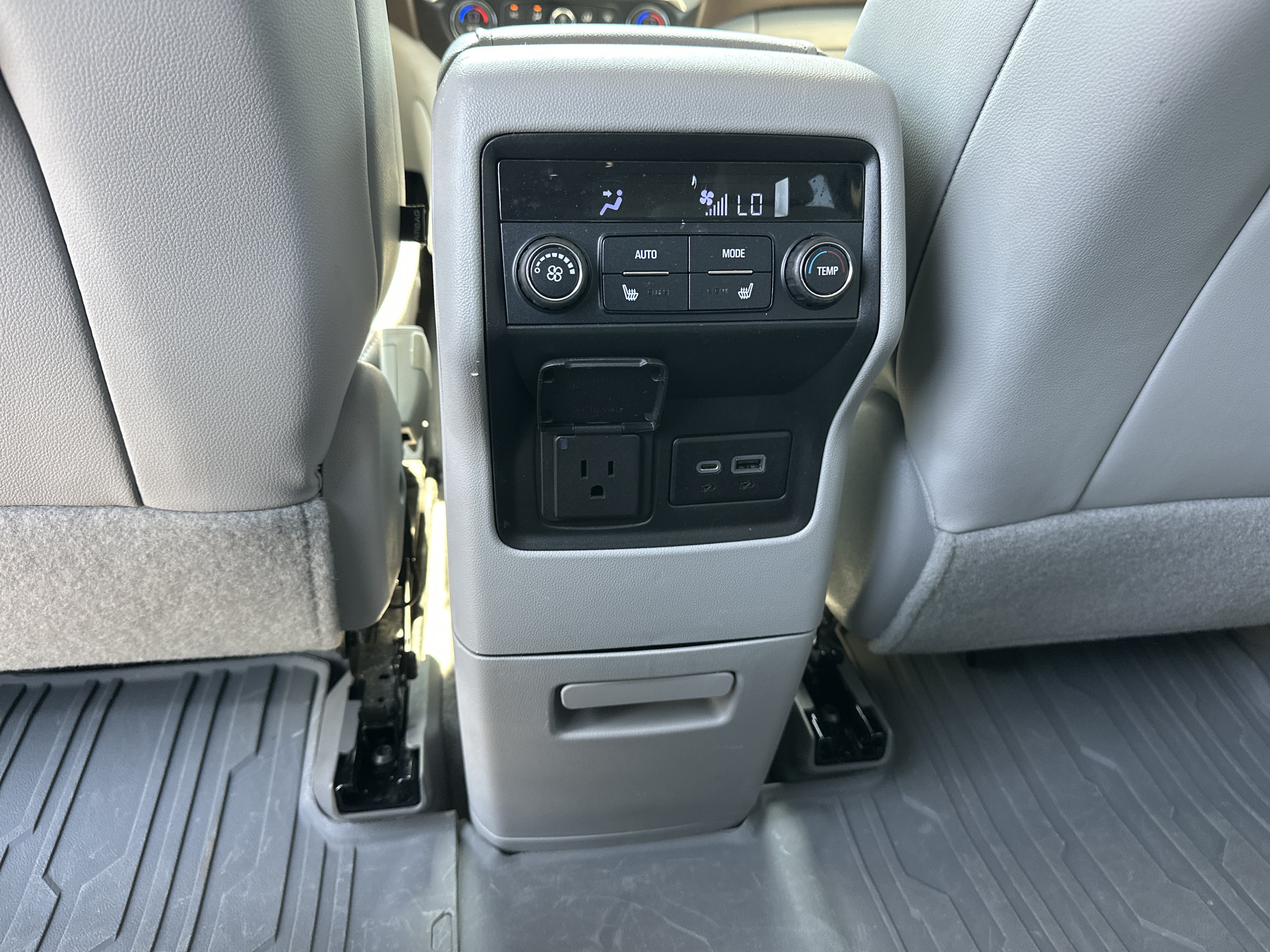 Used 2022 GMC Acadia SLT w/ Technology Package FWD image 23